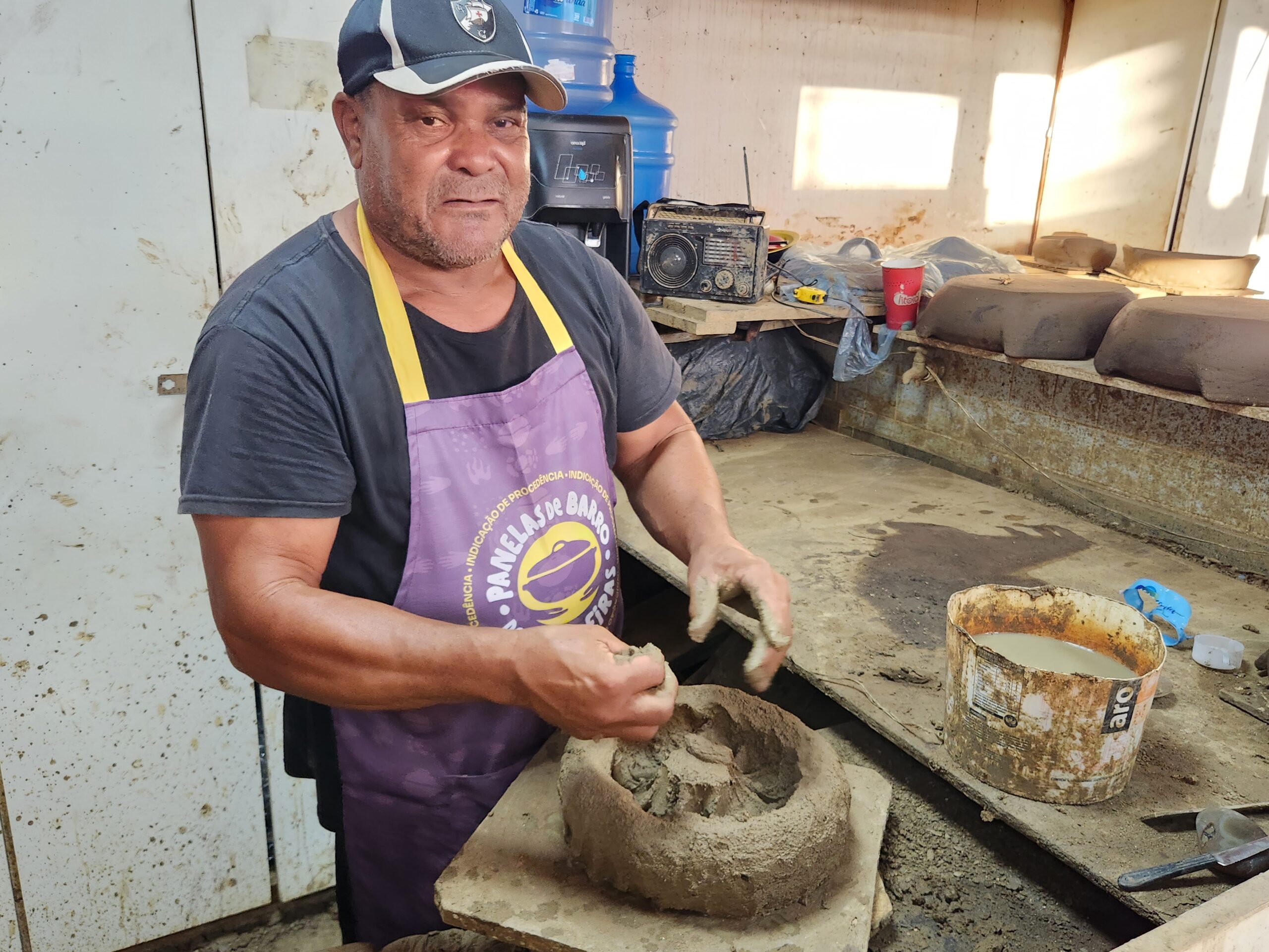 Artesão moldando o barro Artesão moldando o barro