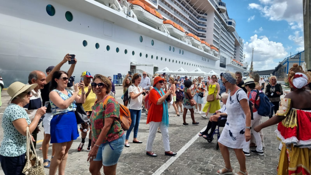 Salvador recebe o MSC Grandiosa, maior navio de cruzeiro a navegar no litoral do Brasil 1 Bahia recebe o maior navio de cruzeiro a navegar no litoral do Brasil Foto AWB Salvador recebe o MSC Grandiosa, maior navio de cruzeiro a navegar no litoral do Brasil
