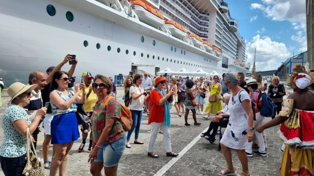 Bahia recebe o maior navio de cruzeiro a navegar no litoral do Brasil Foto AWB Salvador recebe o MSC Grandiosa, maior navio de cruzeiro a navegar no litoral do Brasil