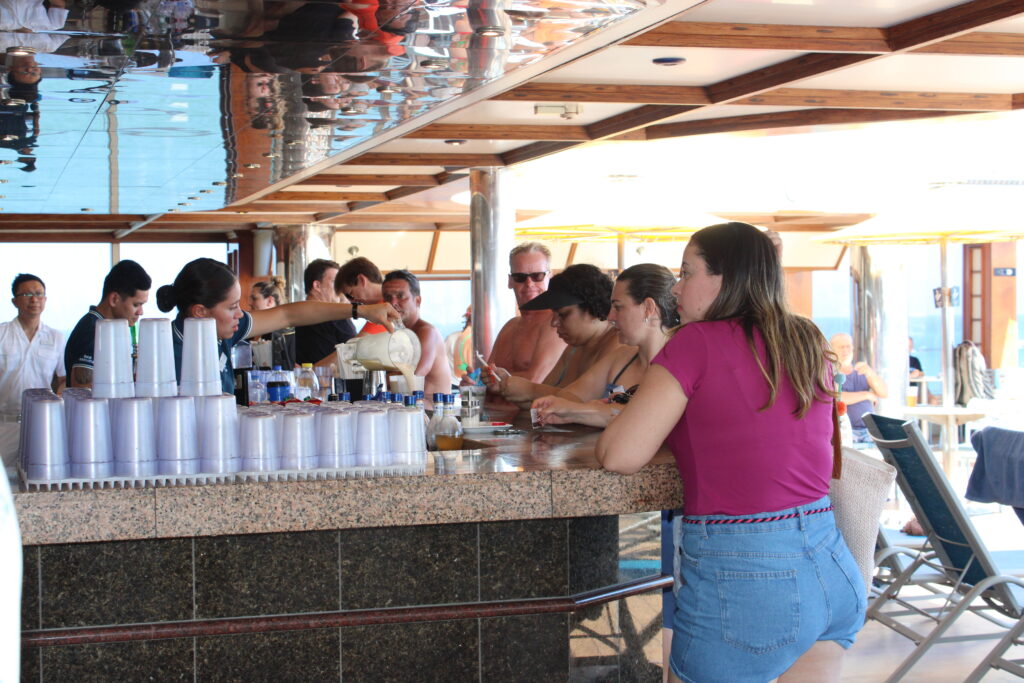 Bar da piscina da parte de trás do navio