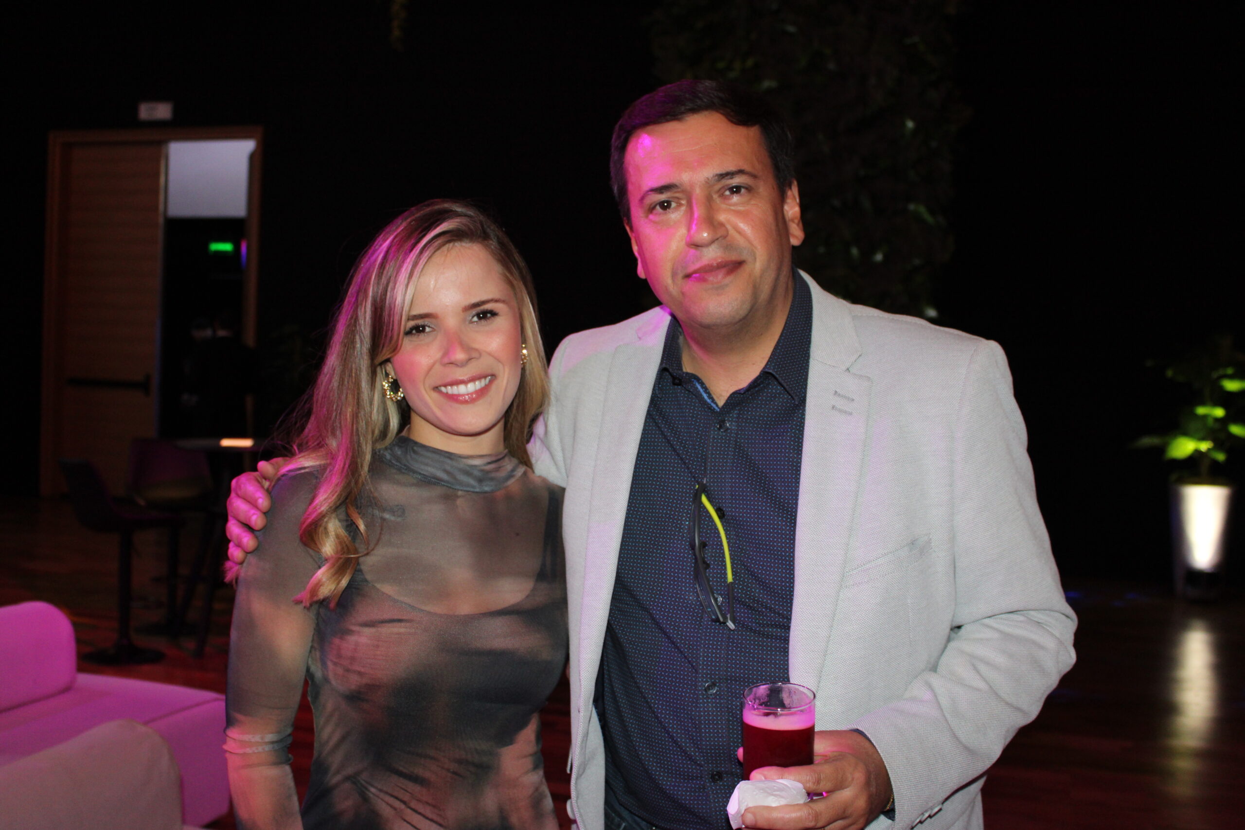 Bruna Freitas, da Latam, e Alexandre Motta, da Tour House Bruna Freitas, da Latam, e Alexandre Motta, da Tour House