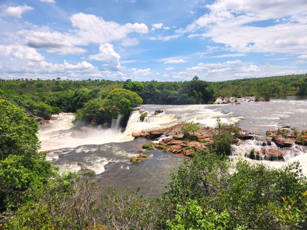 Cachoeira da Velha com mais de 12 metros de queda d'agua