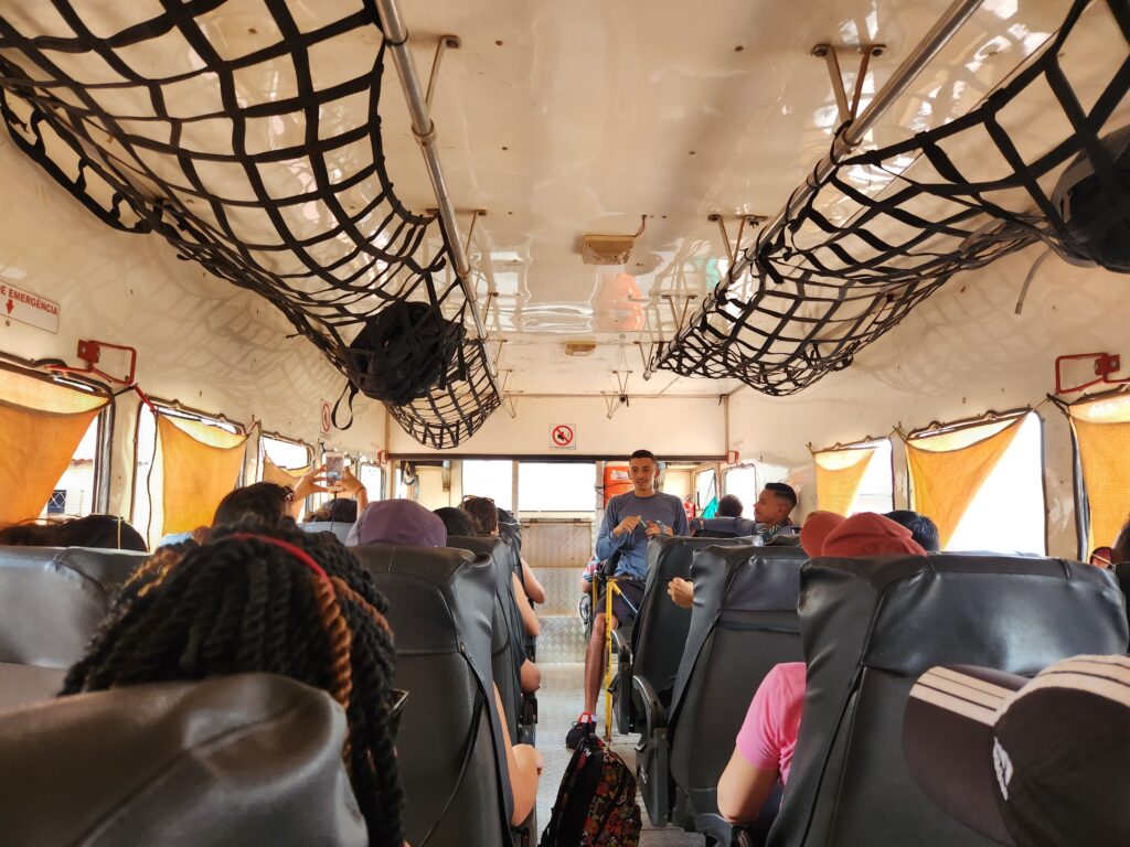 Caminão-bus totalmente adaptado para terreno acidentado