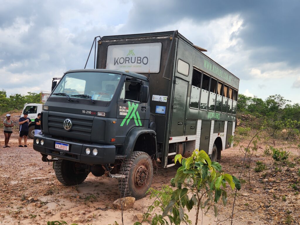 Caminhão-bus 4x4 com amplas janelas e mirante no alto da cabine