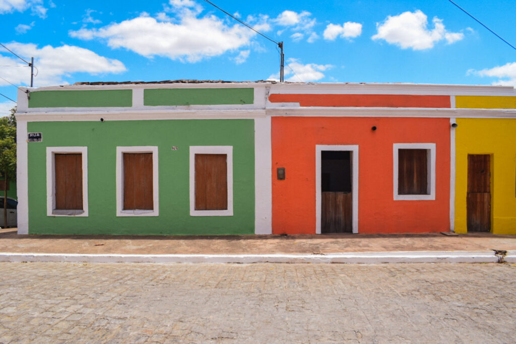 Casas coloridas compõem a arquitetura de Cabaceiras ao mesmo tempo que enfeitam a paisagem