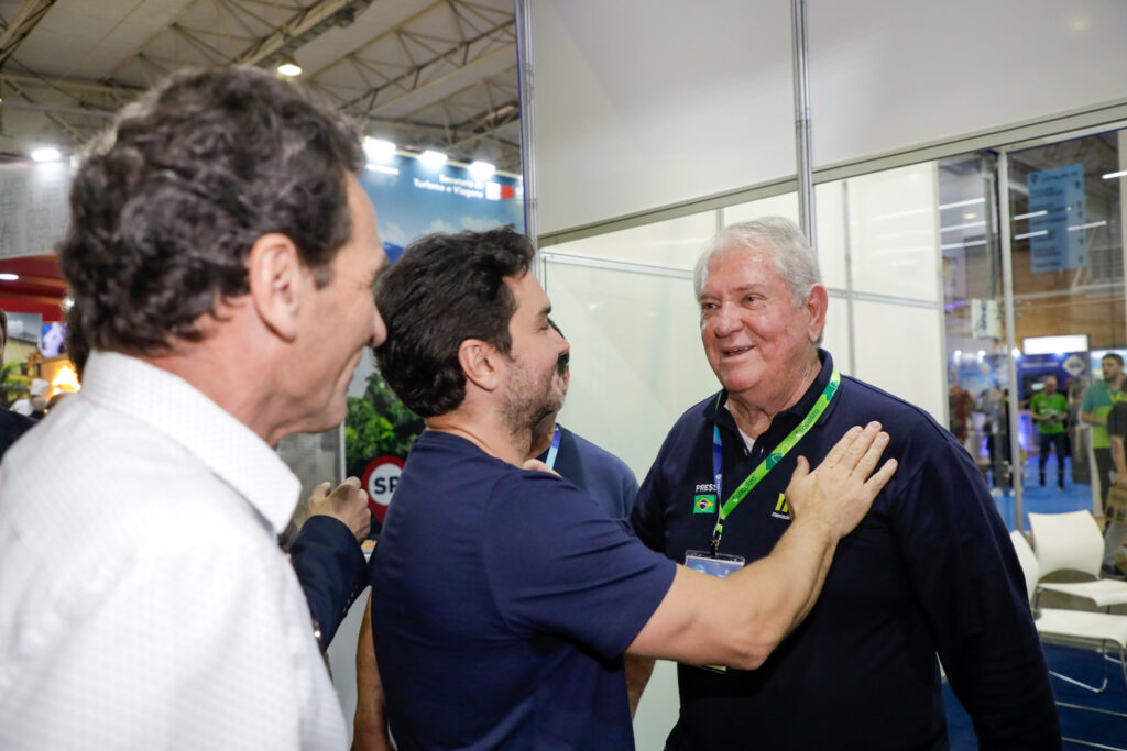 Celso Sabino, ministro do Turismo, e Roy Taylor, do M&E Celso Sabino, ministro do Turismo, e Roy Taylor, do M&E