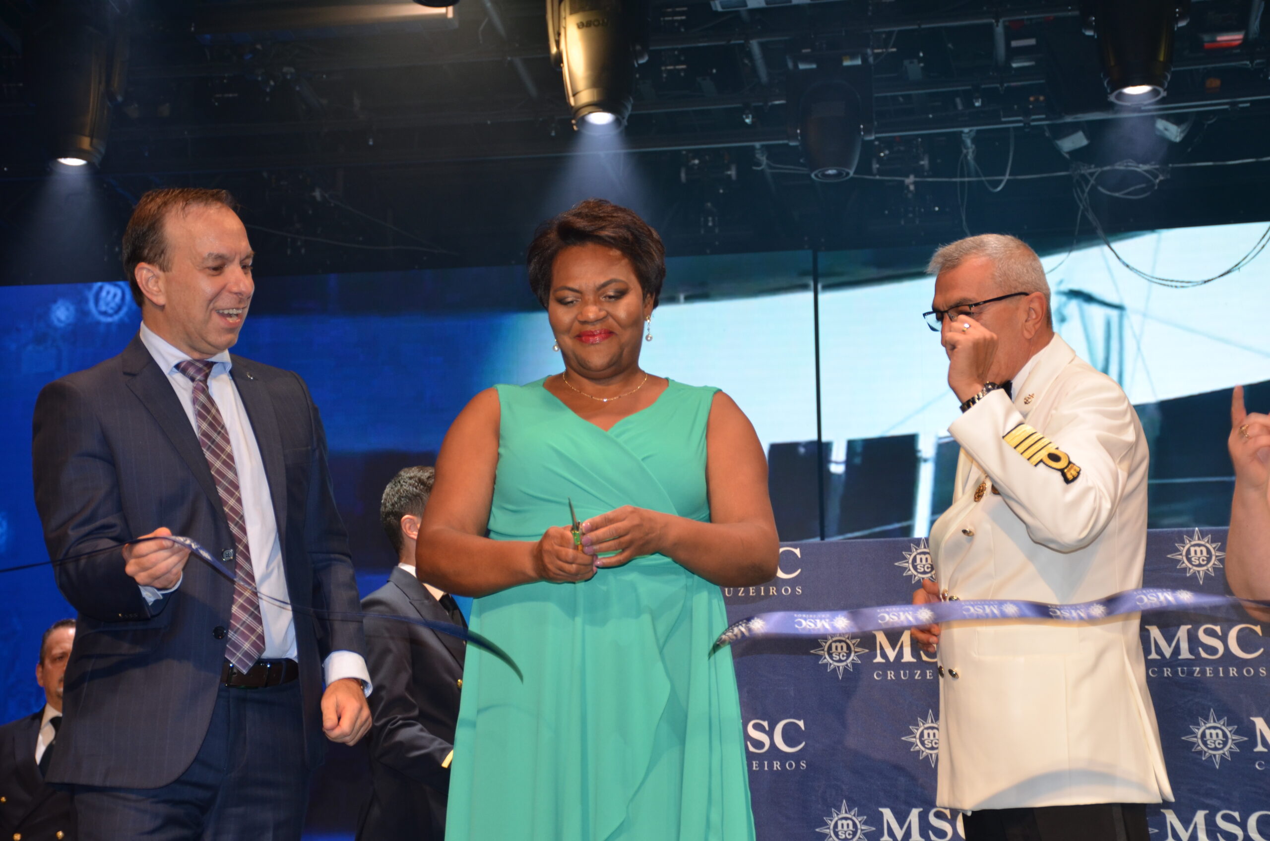 Marlene Ribeiro, primeira funcionária da MSC no Brasil, foi escolhida para ser madrinha do navio, ao lado de Adrian Ursilli, diretor geral da MSC no Brasil, e do comandante do MSC Grandiosa, Giuseppe Galano
