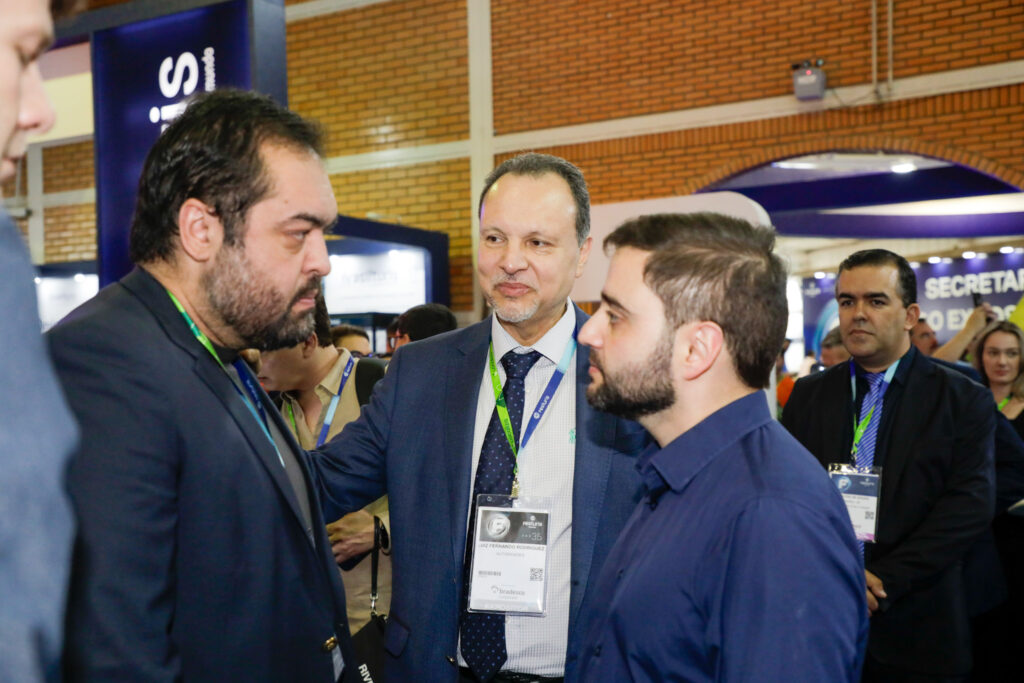 Claudio Castro, governador do Rio de Janeiro, Luis Fernando, secretário de Turismo do Rio Grande do Sul, e Gabriel Souza, vice-governador do RS Claudio Castro, governador do Rio de Janeiro, Luis Fernando, secretário de Turismo do Rio Grande do Sul, e Gabriel Souza, vice-governador do RS