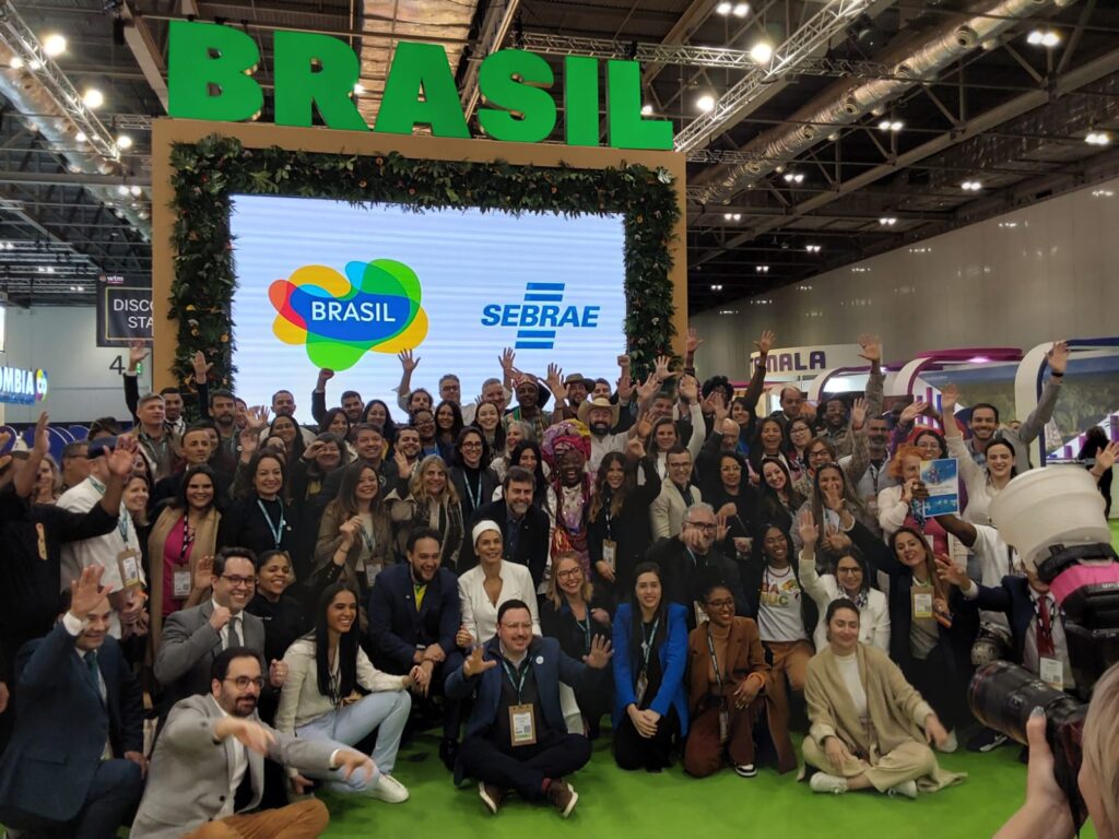 Co-expositores do Brasil reunidos no estande da Embratur