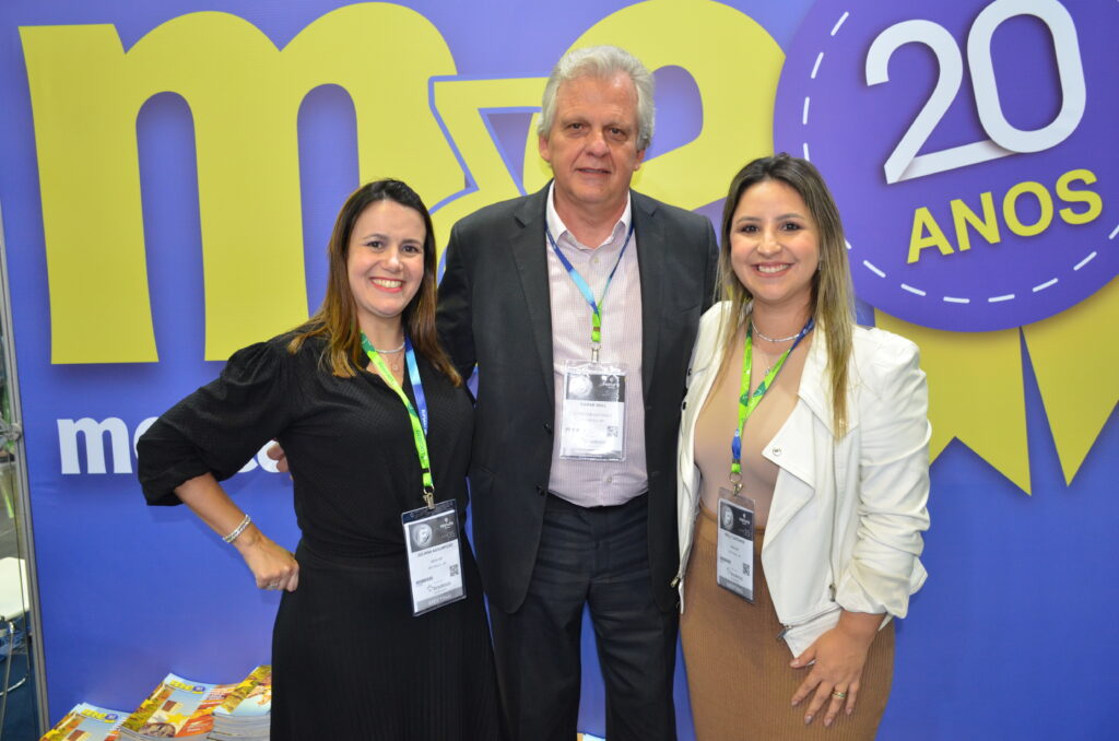 Juliana Assumpção e Kelly Castange, da Abav-SP, e Roy Taylor, do M&E