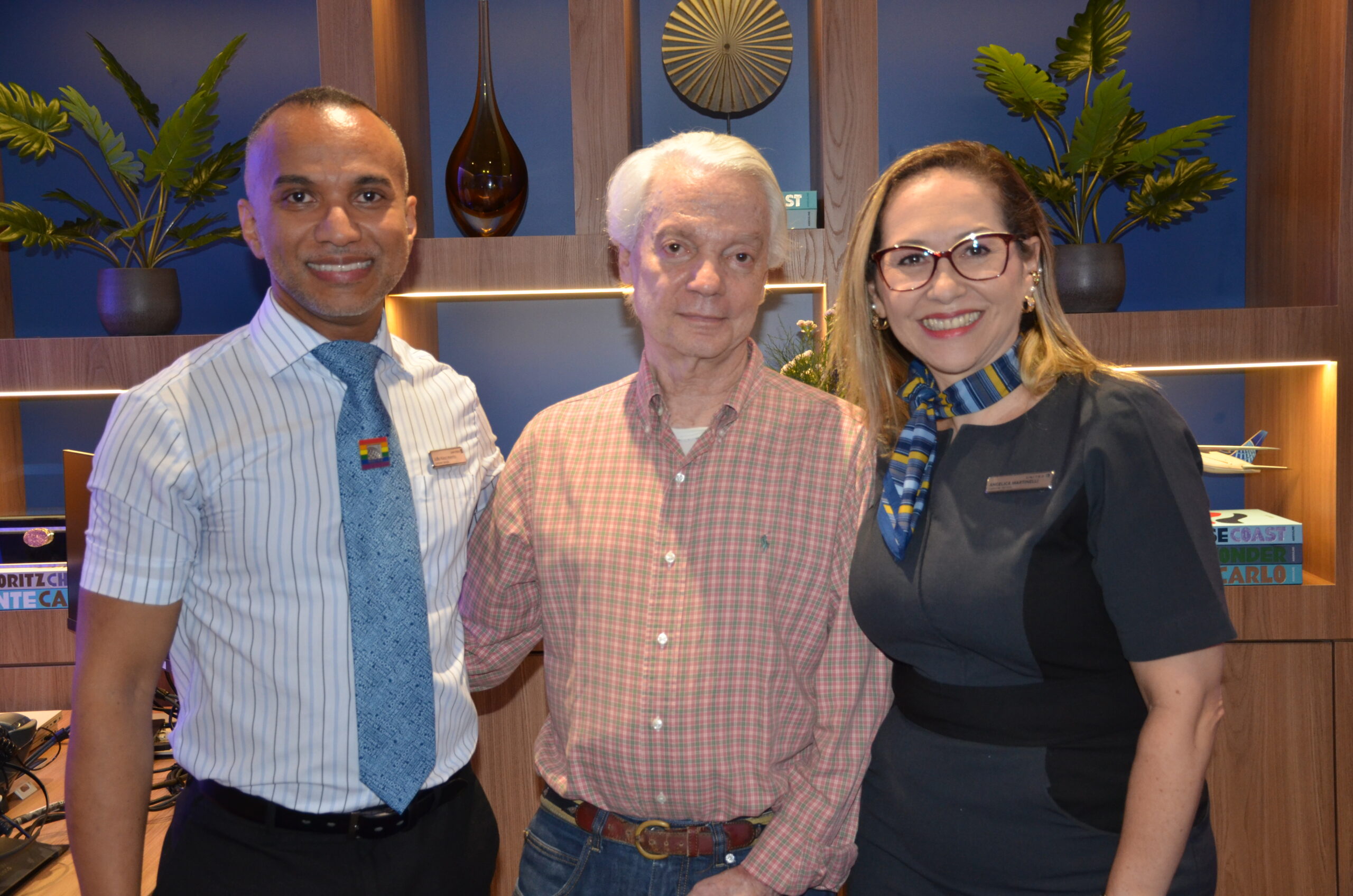 Geoffrey, cliente da United, prestigiou a nova loja ao lado dos funcionários Geoffrey, cliente da United, prestigiou a nova loja ao lado dos funcionários