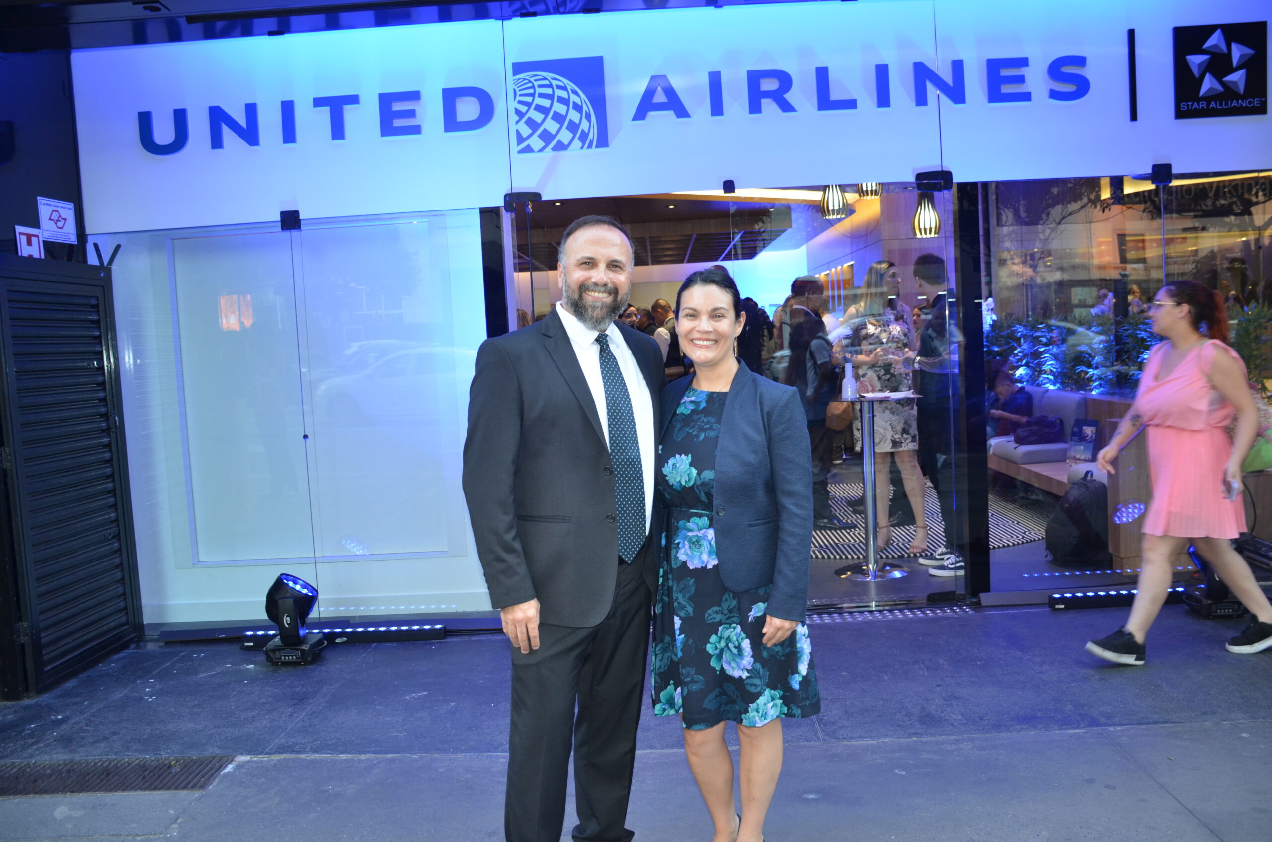 Fred Steca, gerente da nova loja com Pilar Hoffman, gerente da United para América Latina Fred Steca, gerente da nova loja com Pilar Hoffman, gerente da United para América Latina