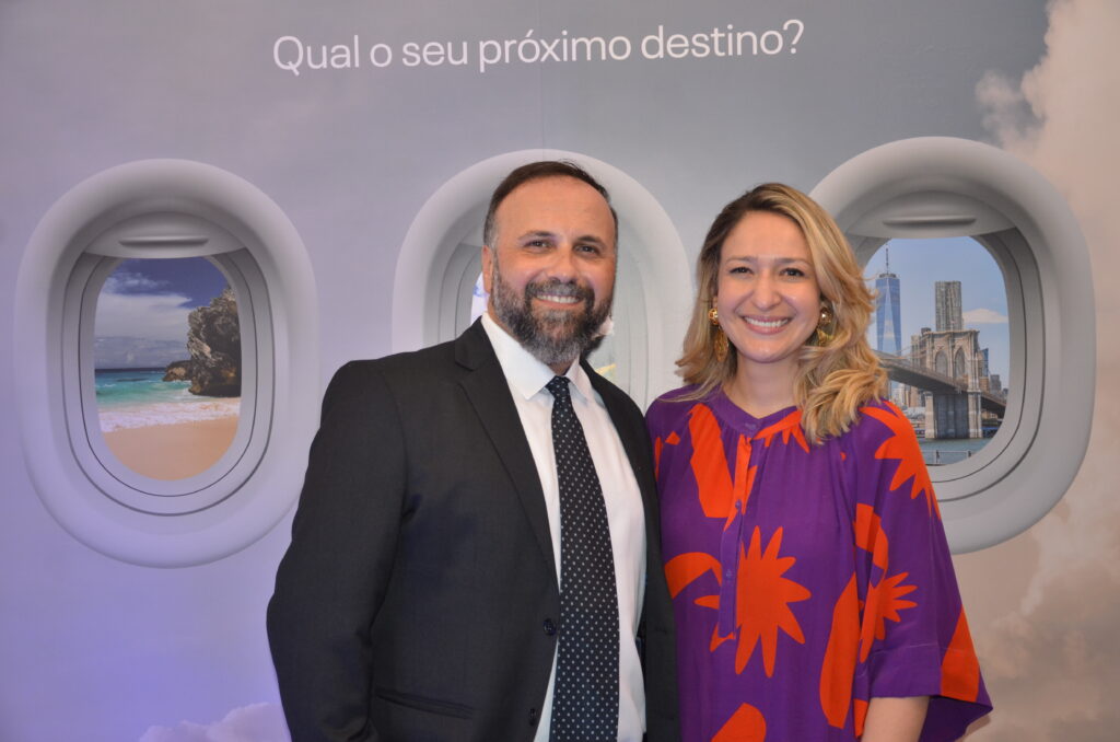 Fred Steca, gerente da nova loja e Jacqueline Conrado, country manager da United no Brasil