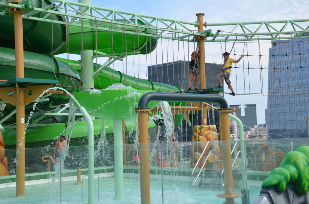 O navio conta com um 'parque aquático' para adultos e crianças