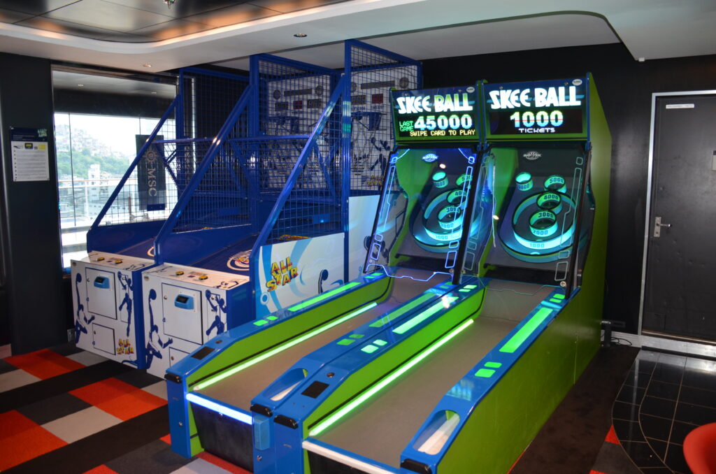 A área de arcade conta com uma variedade de jogos para todas as idades