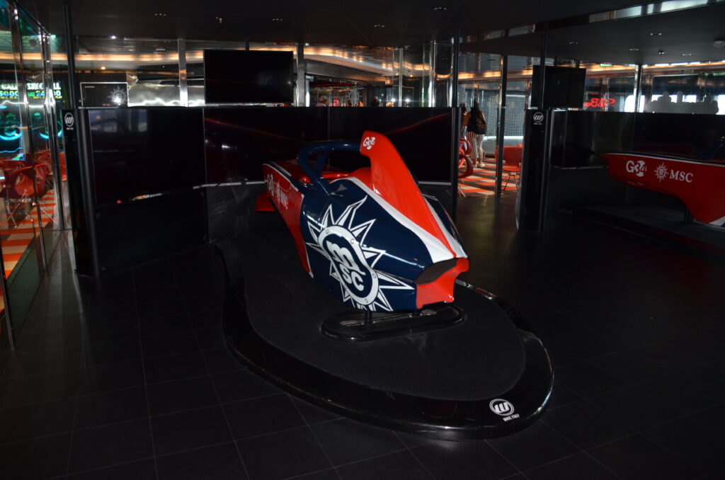 A MSC é patrocinadora oficial da F1 e o navio é equipado com um simulador de corrida