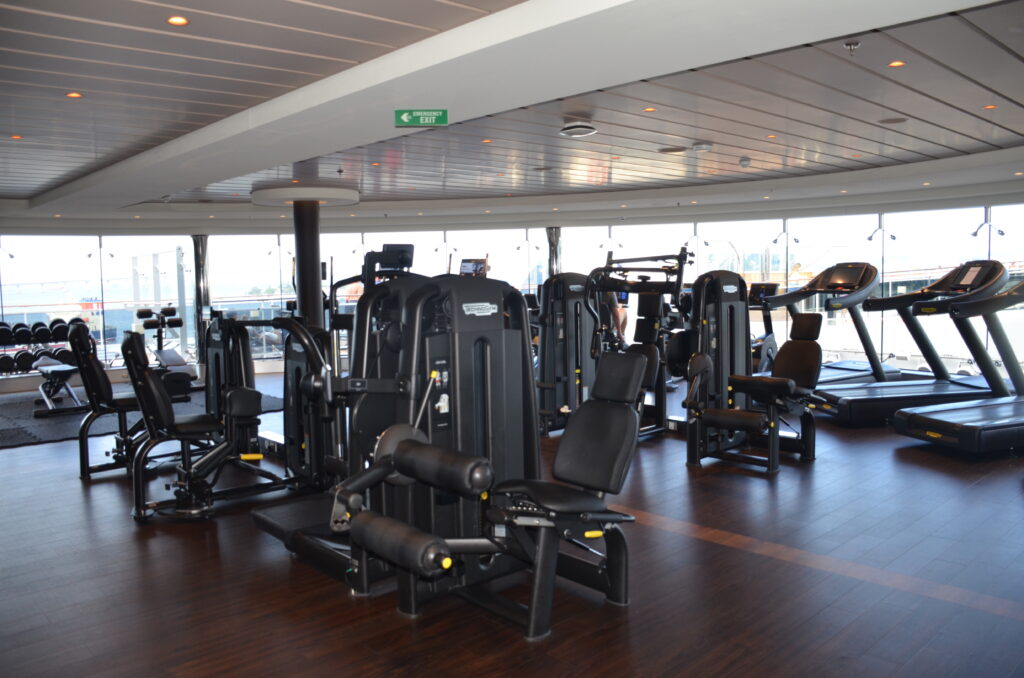 Academia do navio equipada com modernos aparelhos Technogym