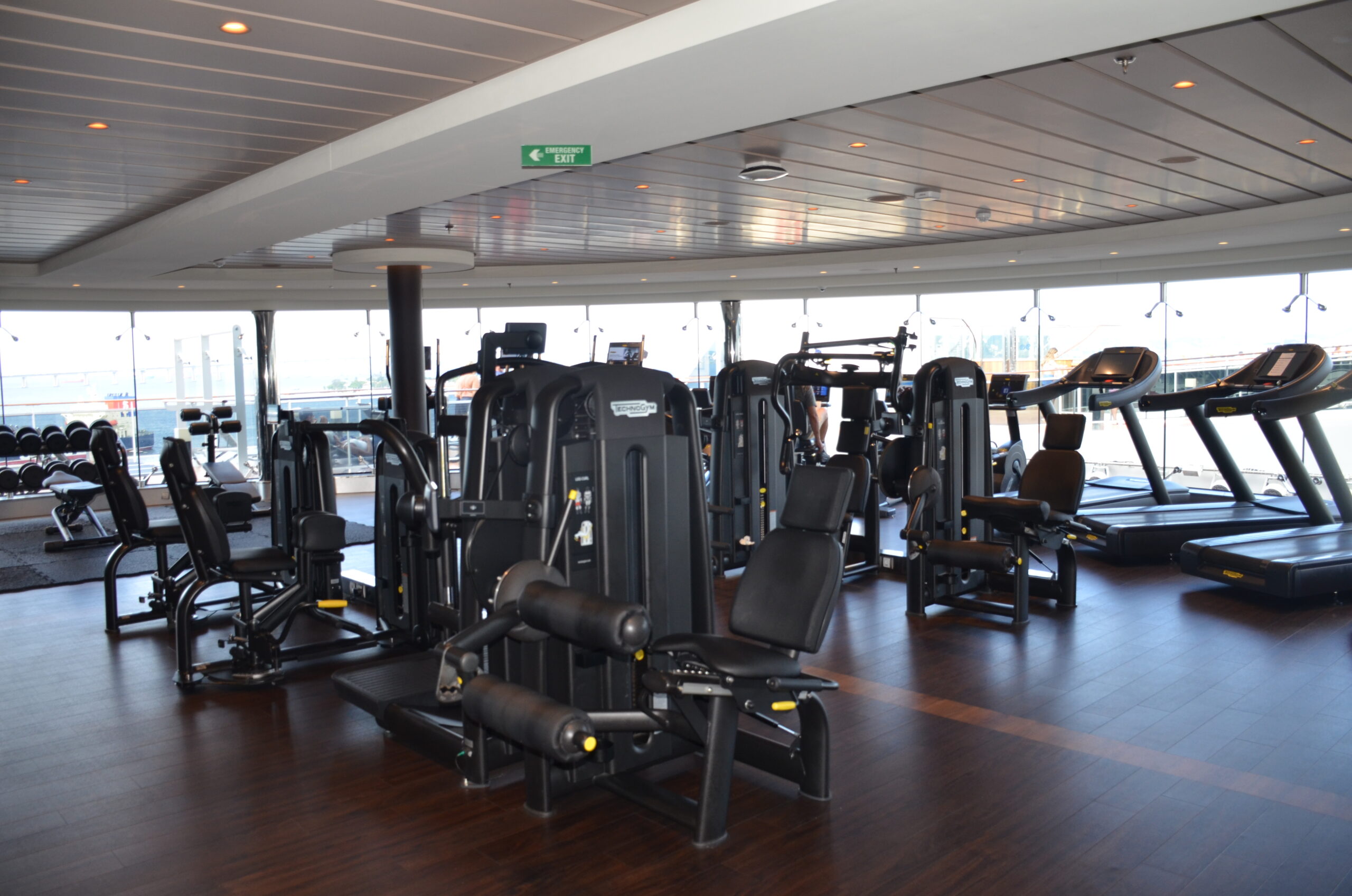 Academia do navio equipada com modernos aparelhos Technogym