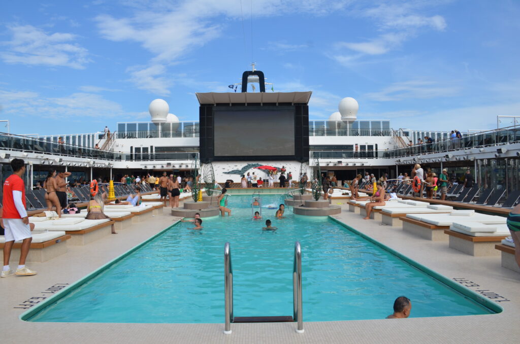 Atmosphere pool, a piscina principal do navio