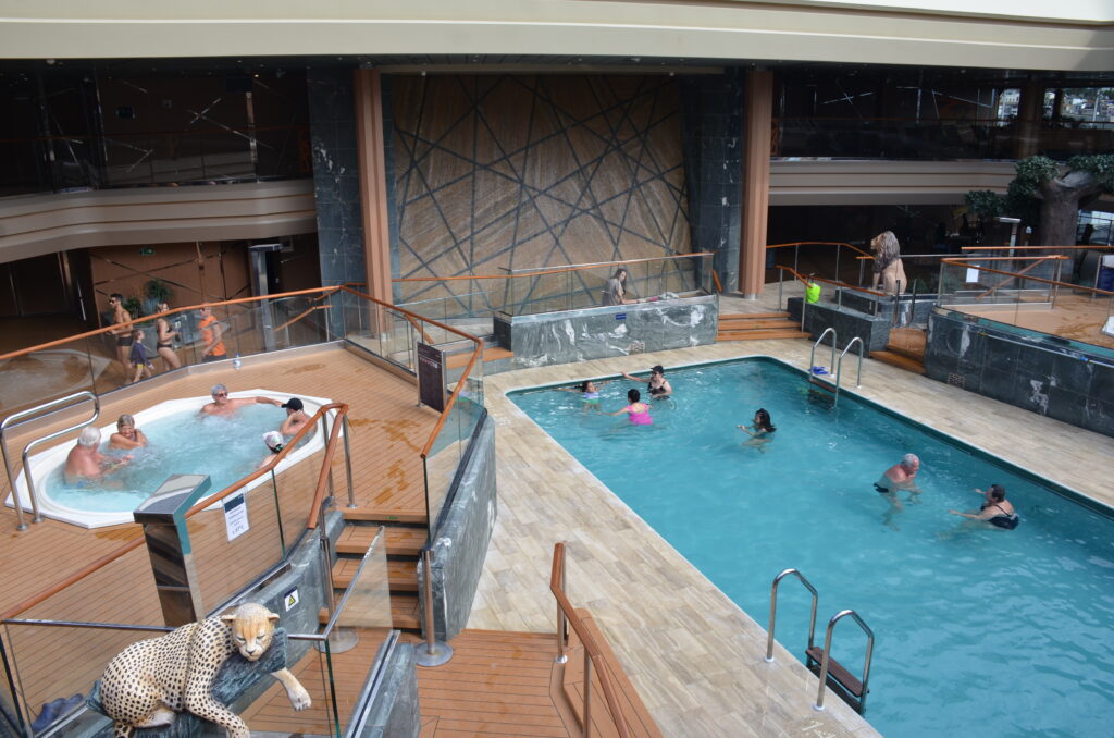 Piscina indoor com teto retrátil