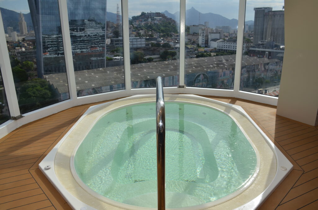Além das piscinas, há jacuzzis espalhadas pelo navio