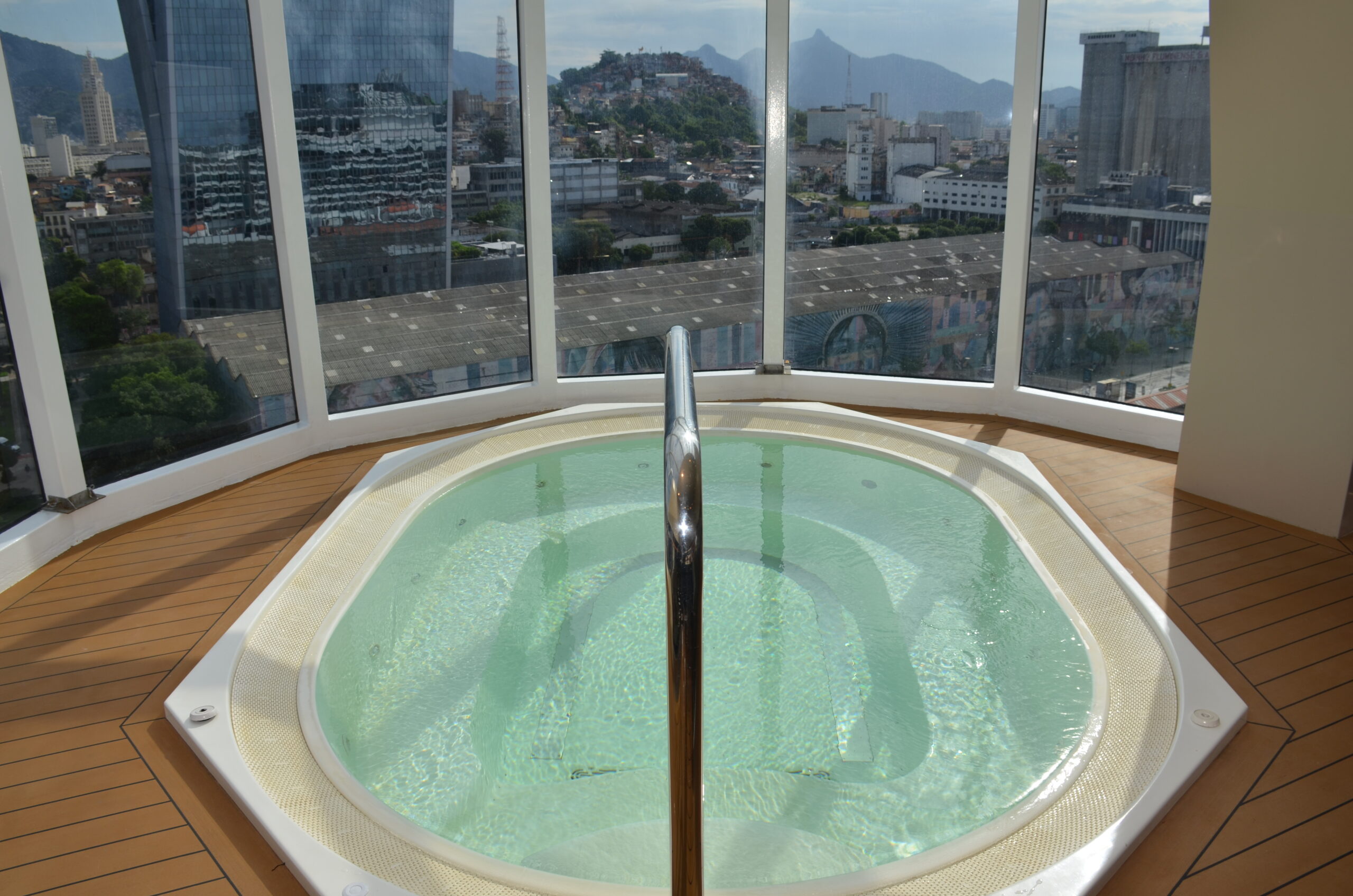 Além das piscinas, há jacuzzis espalhadas pelo navio