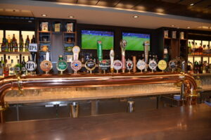 O pub Masters Of The Sea conta com inúmeros rótulos diferentes de cervejas e chopes