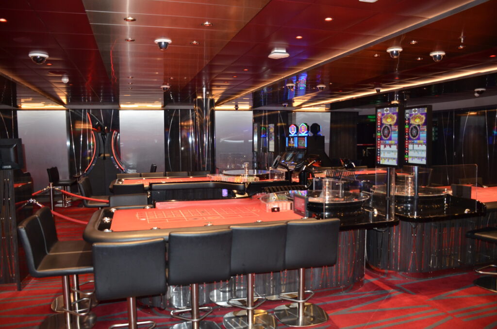 O casino conta com inúmeras slots machines e mesas para testar a sorte