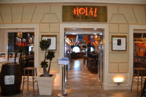 Hola! Tapas Bar, um bar e restaurante de tapas espanholas, localizado no deck 6