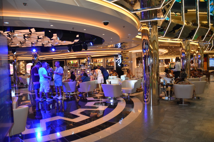 O navio conta com mais de 21 bares e lounges