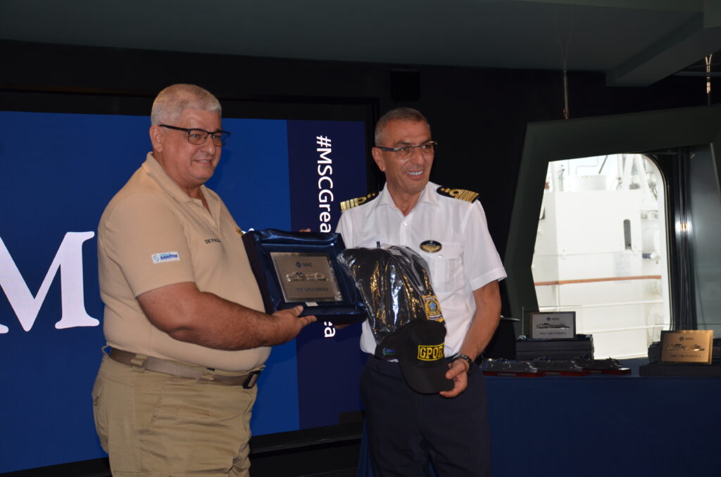 Carlos Alberto de Paula Batista, da guarda portuária recebendo a placa