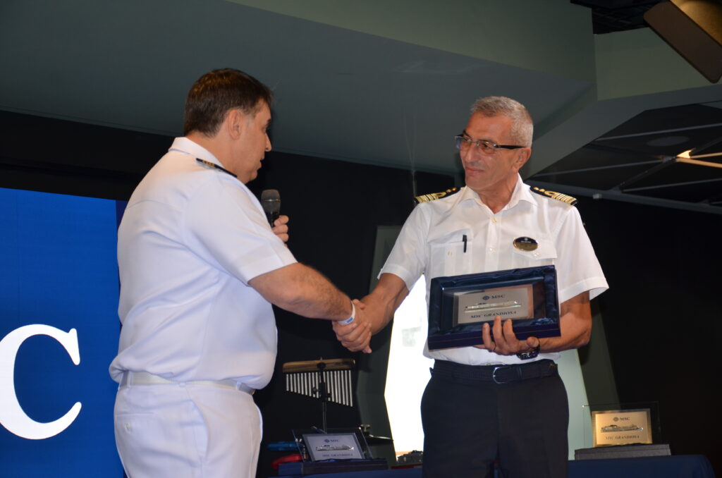 Capitão dos portos de São Paulo, comandante Robledo, entregou a moeda de boa sorte para o navio