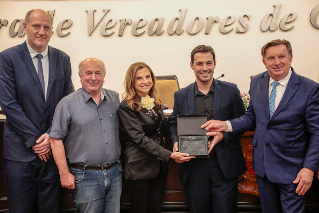 Daniel Koehler, vereador, Luia Barbacovi, vice prefeito de Gramado, Marta Rossi e Eduardo Zorzanello, do Festuris, e Celso Fioreze, presidente da Câmara de vereadores de Gramado