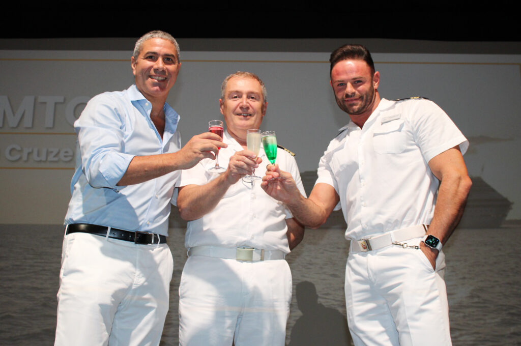 Dário Rustico, presidente executivo da Costa na América do Sul, Valentino Savarese, comandante, e Francisco Sol, segundo comandante do Costa Favolosa