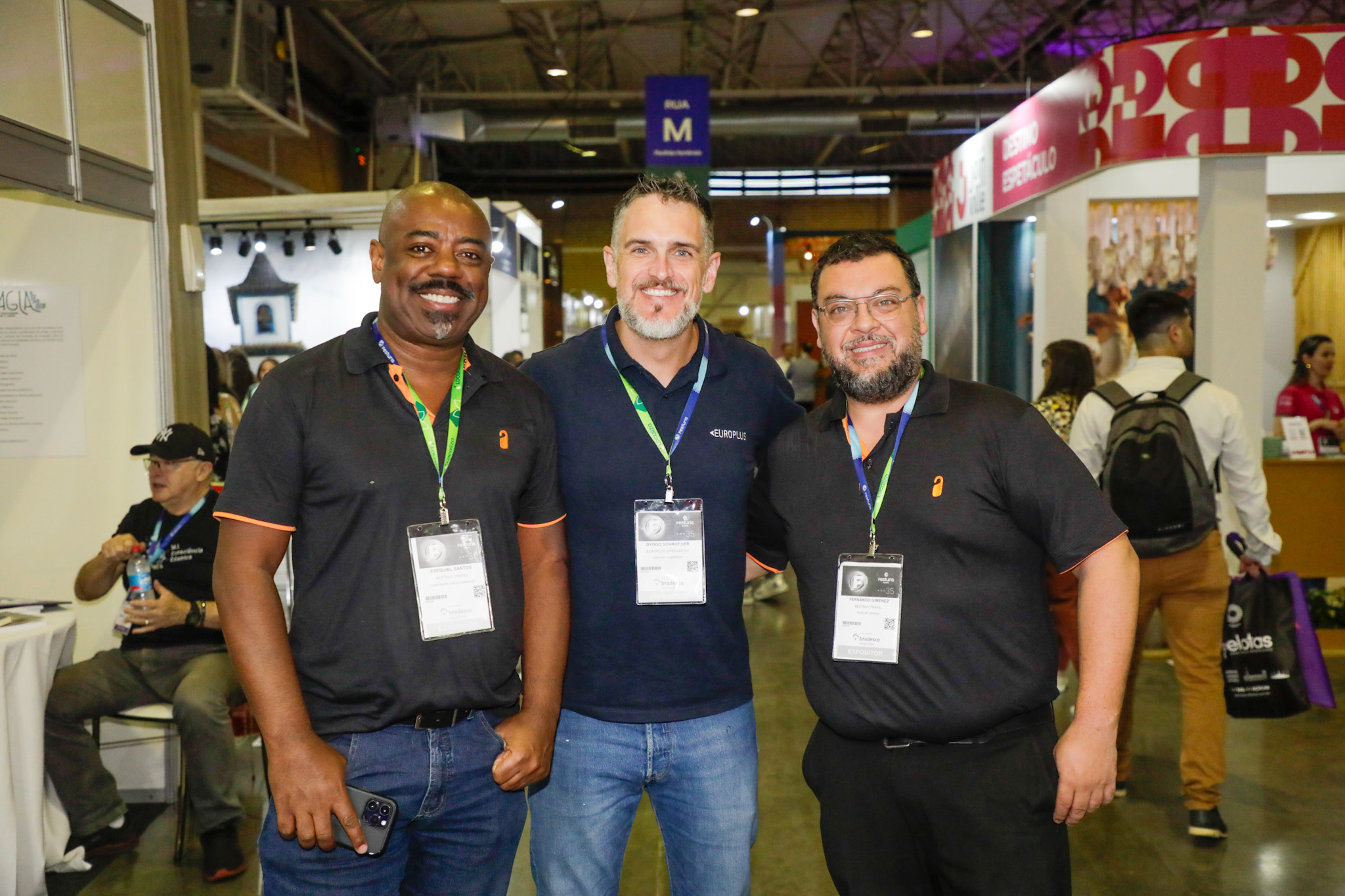 Dyogo Schroeder, da Europlus, entre Esequiel Santos e Fernando Giménez, da BestBuy Travel Dyogo Schroeder, da Europlus, entre Esequiel Santos e Fernando Giménez, da BestBuy Travel