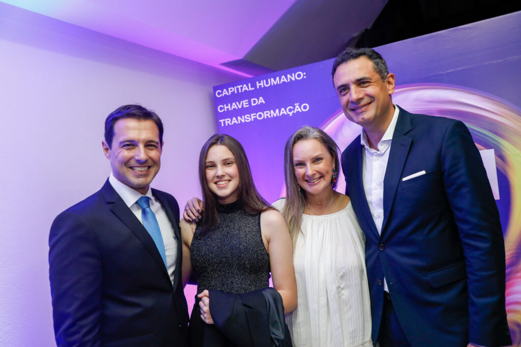 Eduardo, Duda e Juliana Zorzanello, com Carlos Antunes, da TAP