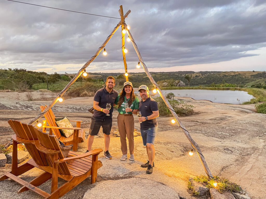 Eduardo Vansan e Jorge Netto com Christiane Teixeira, da Luck Viagens