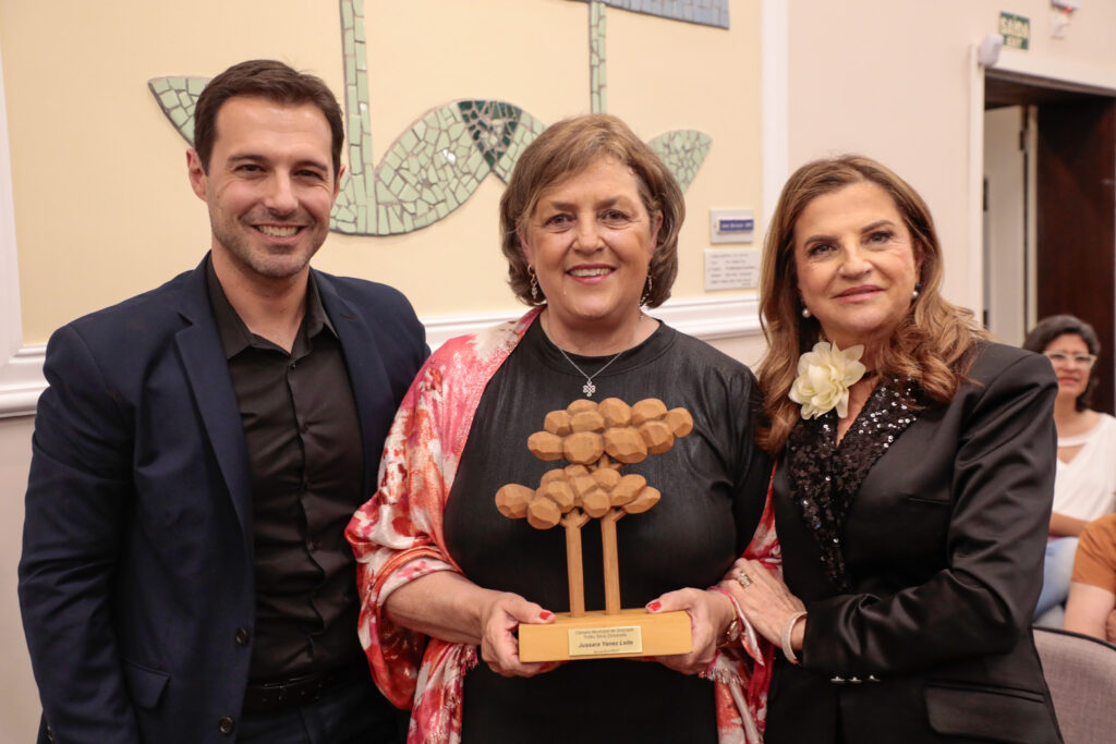 Eduardo Zorzanello Jussara Yanez e Marta Rossi Câmara dos Vereadores de Gramado homenageia Jussara Yanez com o Troféu Silvia Zorzanello