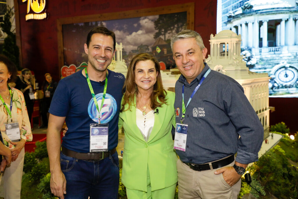 Eduardo Zorzanello, e Marta Rossi, do Festuris, e Wanderson Farias, da Setur-RJ