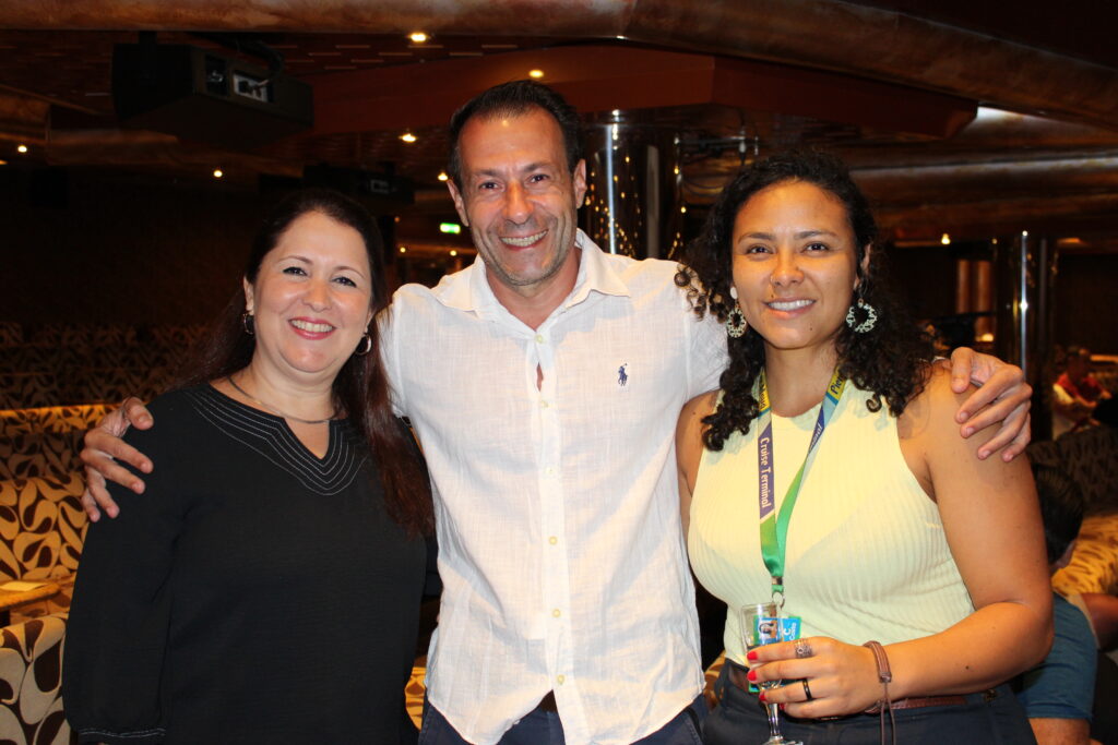 Elisa Gonzalez e Miriã Nascimento, da Costa, com Andre Allegri, da Krooze