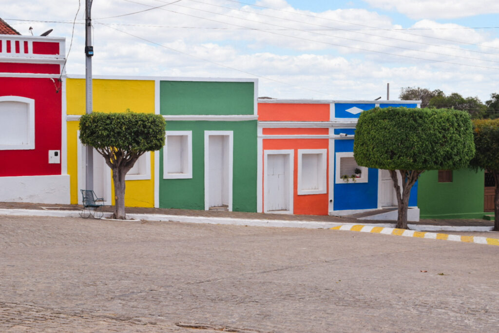 Em Cabaceiras, as ruas são de paralelepípedo e contam com pequenas casas coloridas
