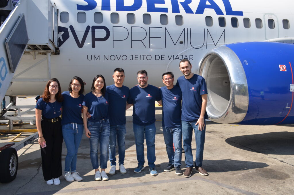Equipe da VP em frente a aeronave ViagensPromo leva agentes e parceiros para Festuris 2023 a bordo do VP Premium; veja fotos
