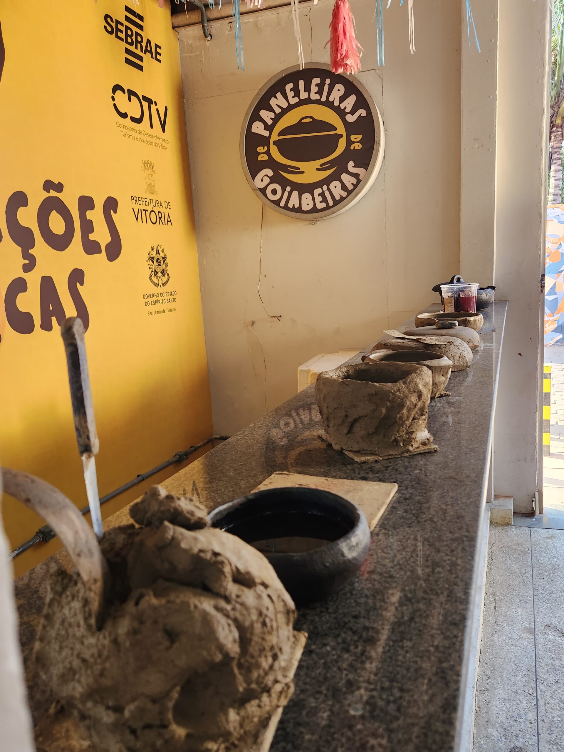 Etapas para a confecção de panelas de barro capixabas Etapas para a confecção de panelas de barro capixabas