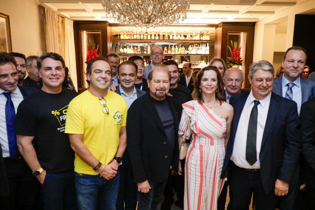 Executivos e autoridades no jantar de Guilherme Paulus após abertura do Festuris