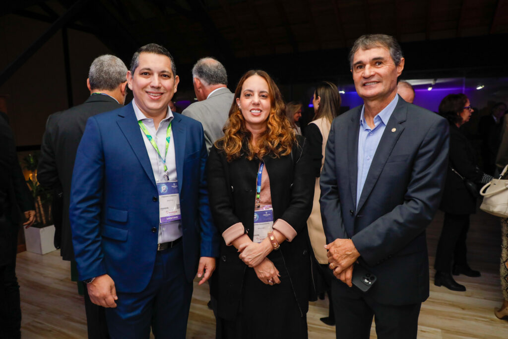 Fabiano Camargo e Marina Figueiredo, da Braztoa, e Romero Rodrigues, presidente da Comissão de Turismo da Câmara