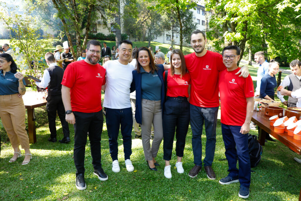 Fernanda Oliveira, diretora de Vendas do Wish, entre Renato Alves, Renato Kido, Grasielle Santos, Rafael Ortiz e Walter Onishi, da ViagensPromo Fernanda Oliveira, diretora de Vendas do Wish, entre Renato Alves, Renato Kido, Grasielle Santos, Rafael Ortiz e Walter Onishi, da ViagensPromo