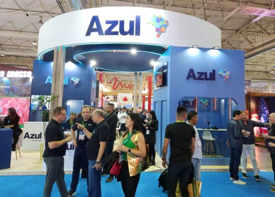 Azul e Azul Viagens destacam os 2,7 mil voos extras para temporada de verão no Festuris 2023