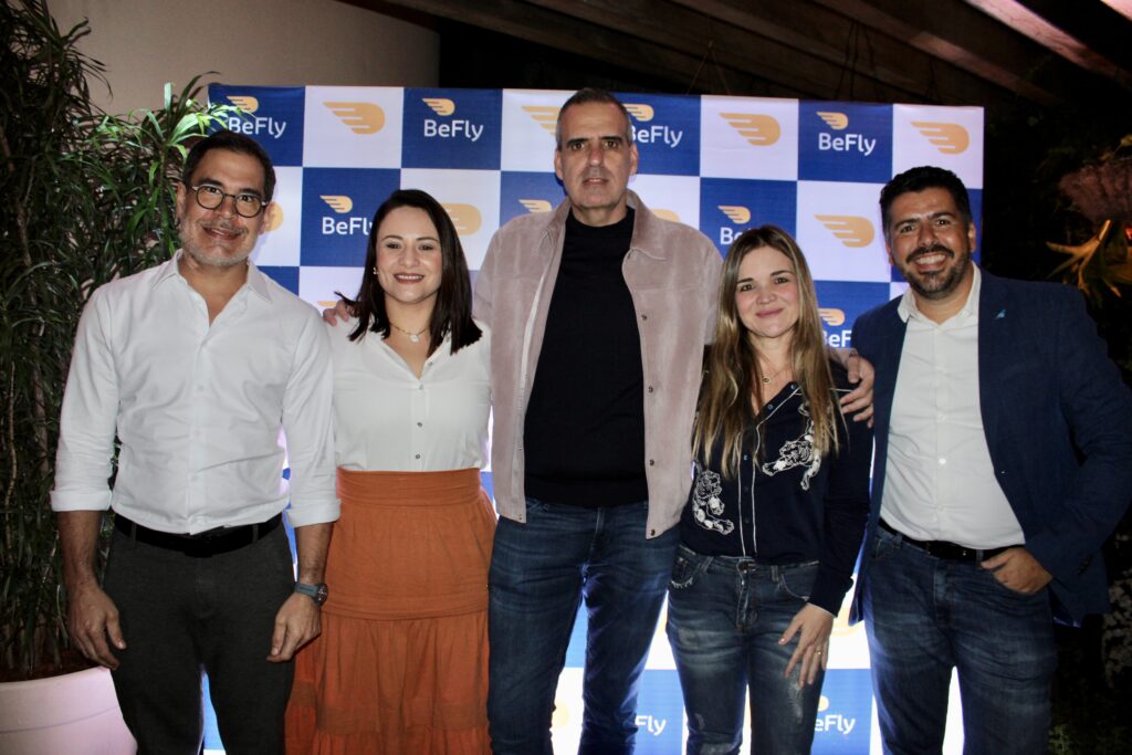 Flavio Marques, Fernanda Testa, Marcelo Cohen e Marcela Carcacioli, da BeFly, com Raphael de Lucca, da Copa