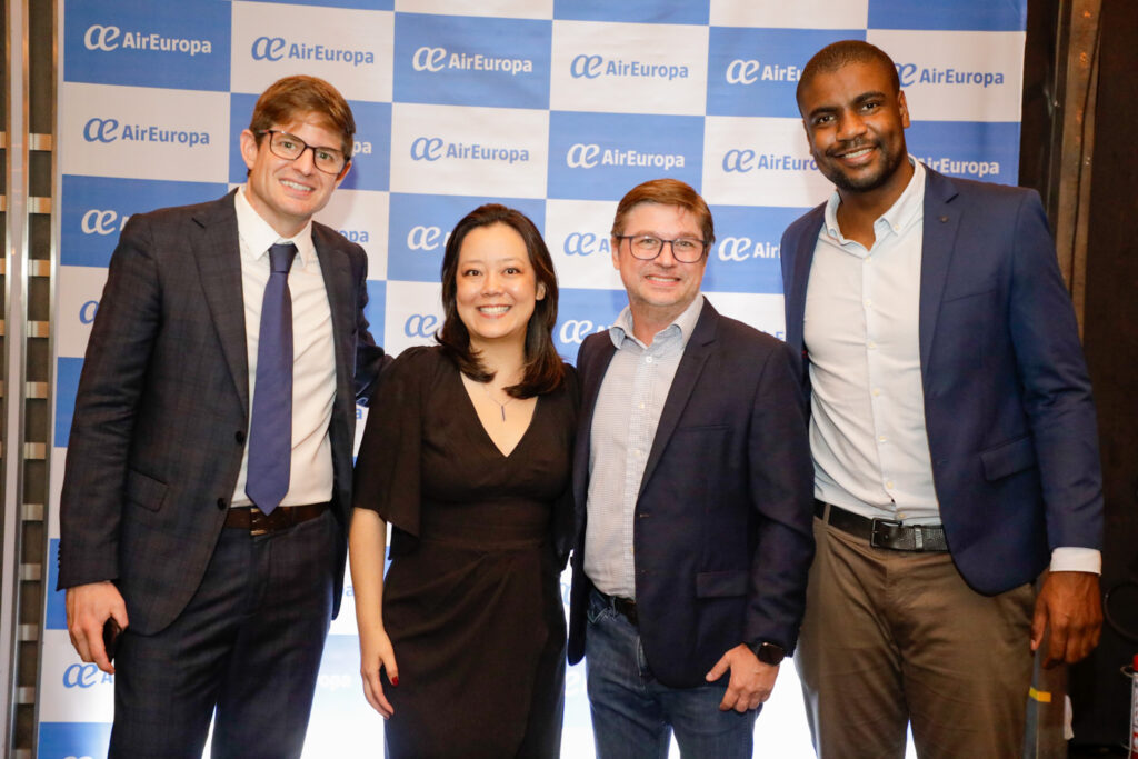 Gonzalo Romero, Claudia Shishido, da Air Europa, e Bob Rossato e Richard Santos, da Decolar Gonzalo Romero, Claudia Shishido, da Air Europa, e Bob Rossato e Richard Santos, da Decolar