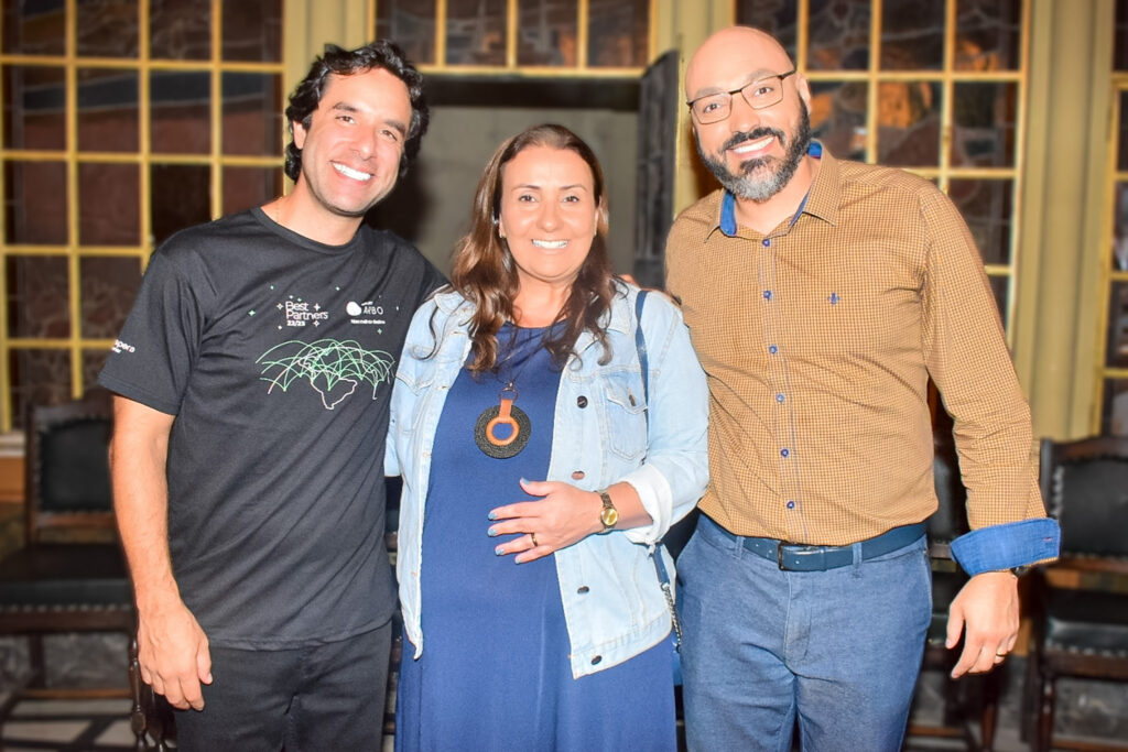 Gustavo Franken, do Grupo Arbo; Rafaela Natali e Fábio Moreira, da DipMais
